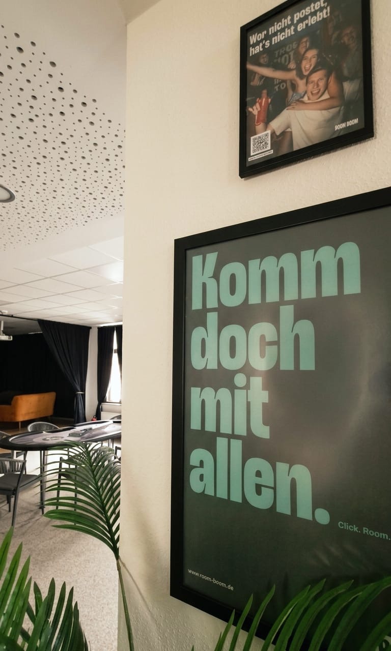 Eingangsbereich mit RoomBoom Deko-Postern in der Event Villa Albstadt