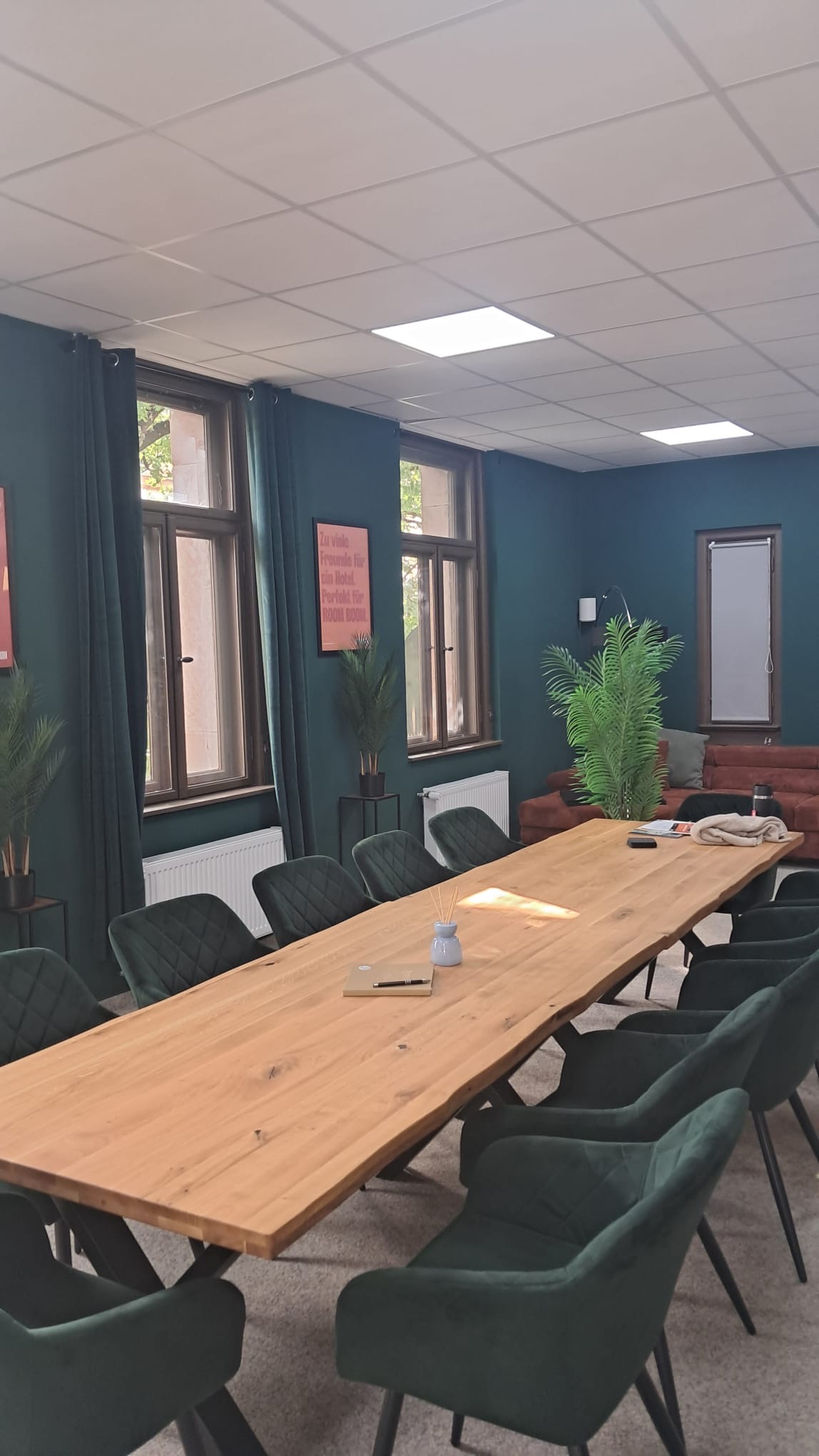 Gemeinschaftsraum mit langem Holztisch für Gruppen in der Event Villa Albstadt