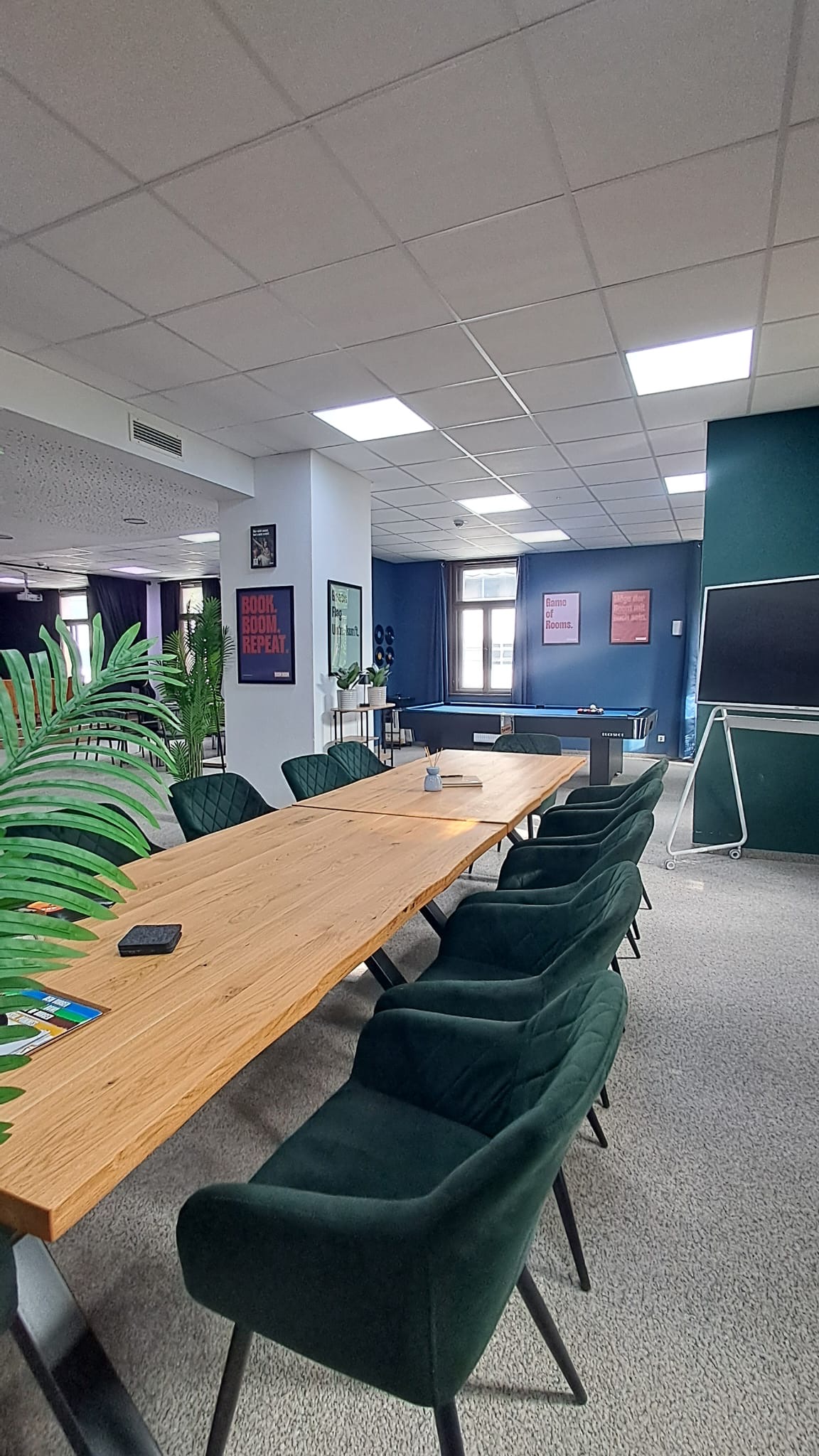 Gruppenraum mit Konferenztisch und Smartboard in der Event Villa Albstadt