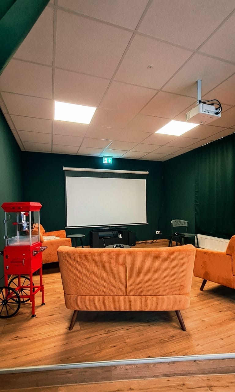 Privates Heimkino mit Popcornmaschine in der Event Villa RoomBoom Albstadt