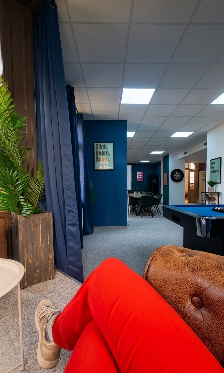 Blauer Lounge-Raum mit Billardtisch in der Event Villa RoomBoom Albstadt