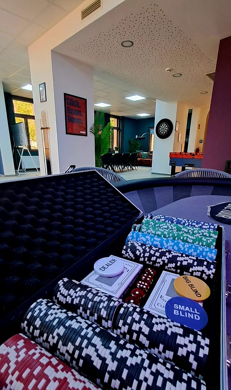 Pokerkoffer mit Chips für Spieleabende in der Event Villa Albstadt
